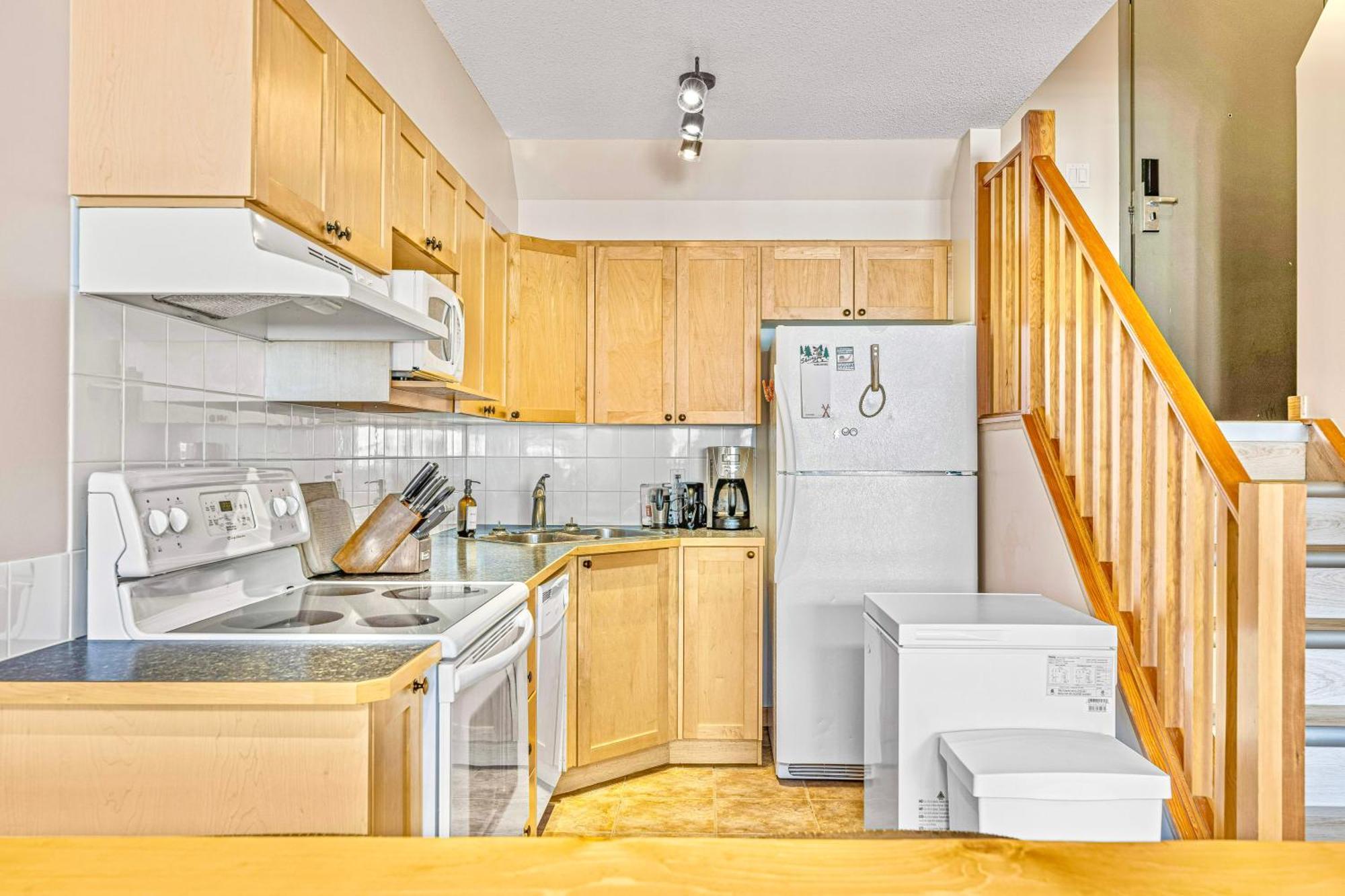 Canmore Mountain View Loft Apartment Heated Outdoor Pool Экстерьер фото