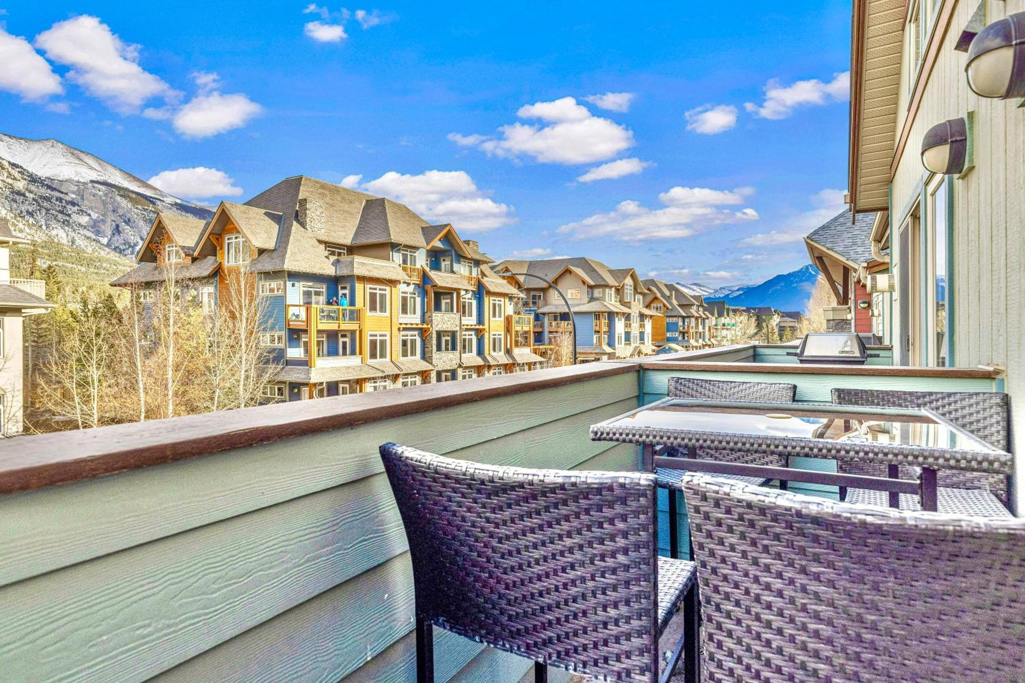 Canmore Mountain View Loft Apartment Heated Outdoor Pool Экстерьер фото