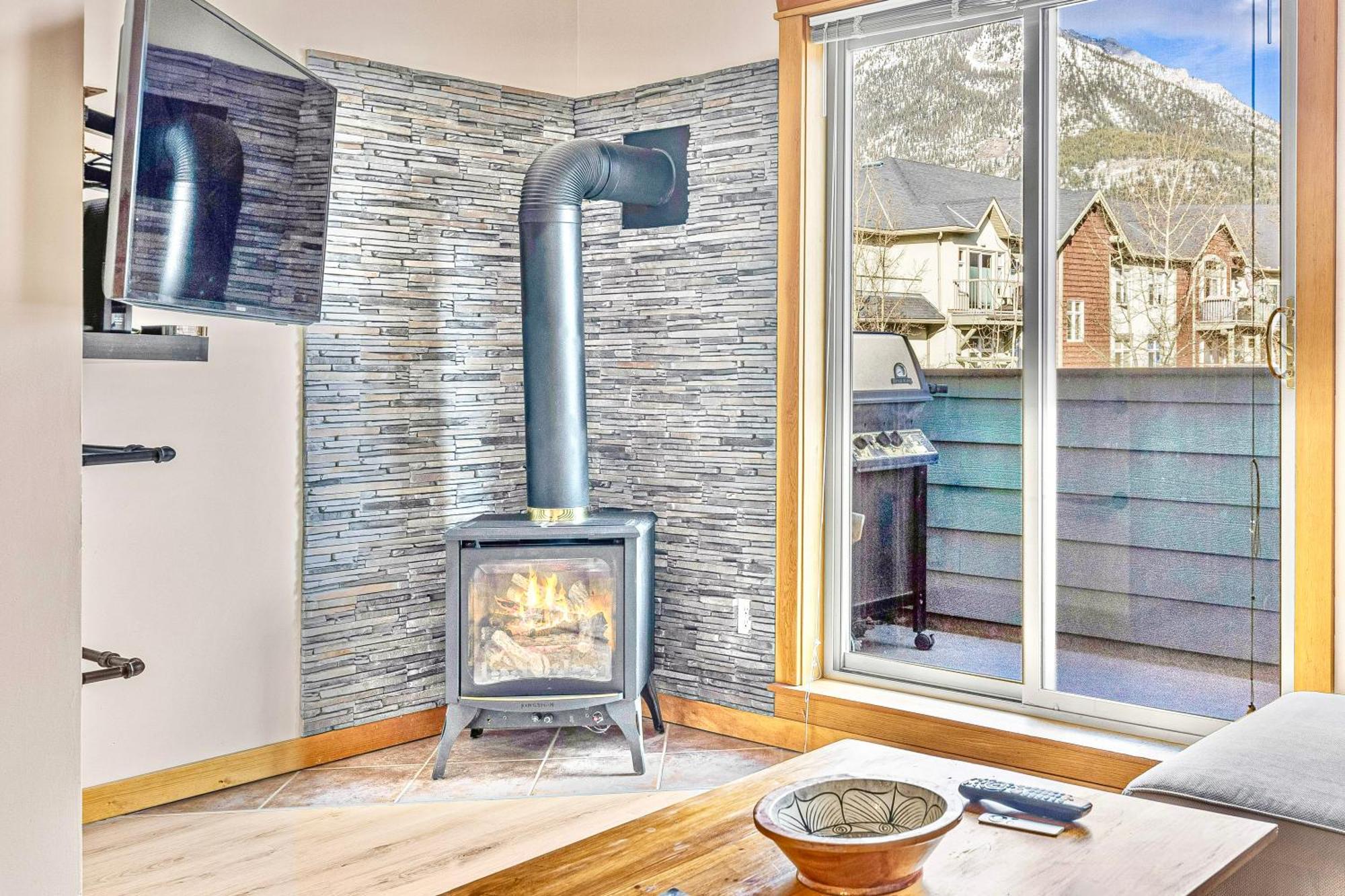 Canmore Mountain View Loft Apartment Heated Outdoor Pool Экстерьер фото