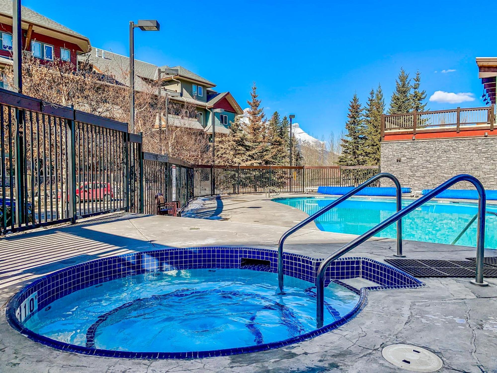 Canmore Mountain View Loft Apartment Heated Outdoor Pool Экстерьер фото