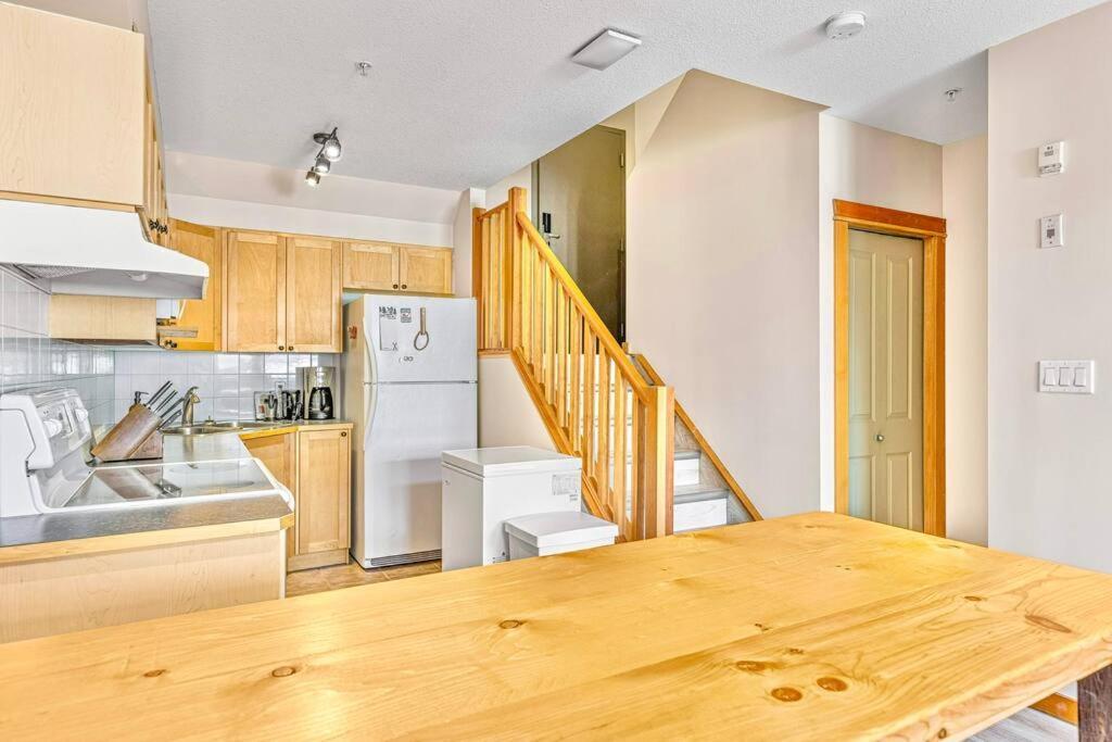 Canmore Mountain View Loft Apartment Heated Outdoor Pool Экстерьер фото